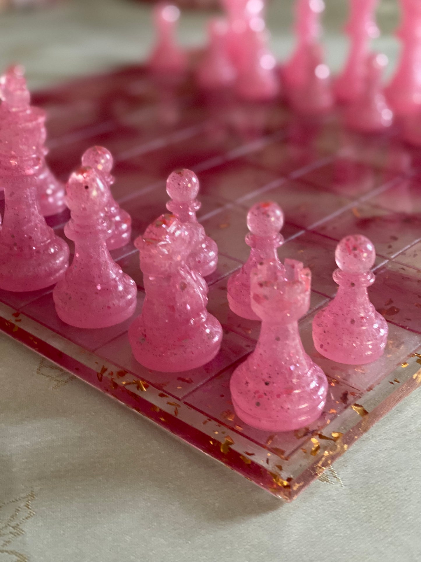 ♟️ Échiquier en Résine – Édition Spéciale Octobre Rose (Pièce Unique)